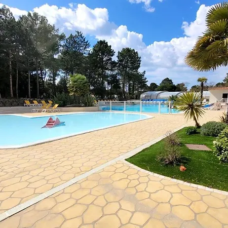 Bungalow De 2 Chambres Avec Piscine Partagee Sauna Et Wifi A Jean De Monts