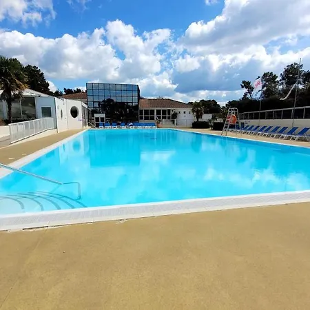 Bungalow De 2 Chambres Avec Piscine Partagee Sauna Et Wifi A Jean De Monts *
